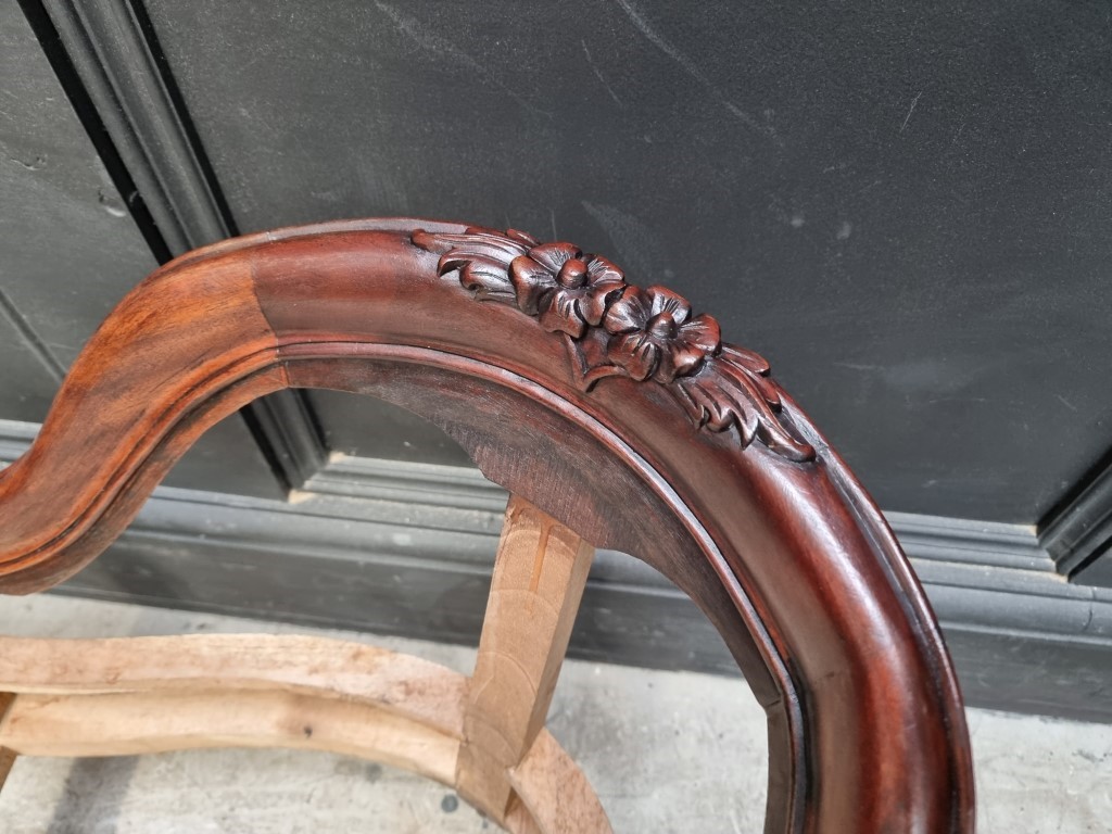 A Victorian style carved walnut childs' settee, 91cm wide. - Image 2 of 5