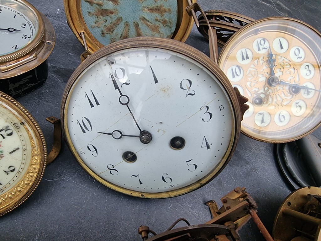 A mixed group of clocks and timepiece dials and movements, to include a Smiths car clock. - Image 8 of 10