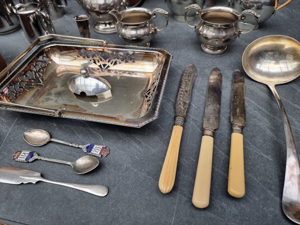 A mixed group of metalware. - Image 4 of 4