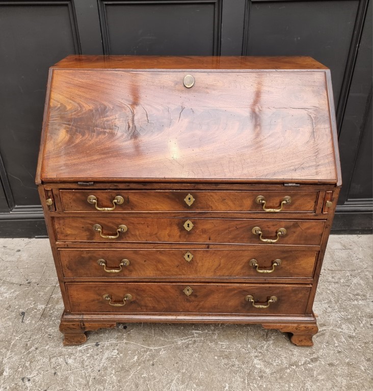 A George III mahogany bureau, 91.5cm wide.