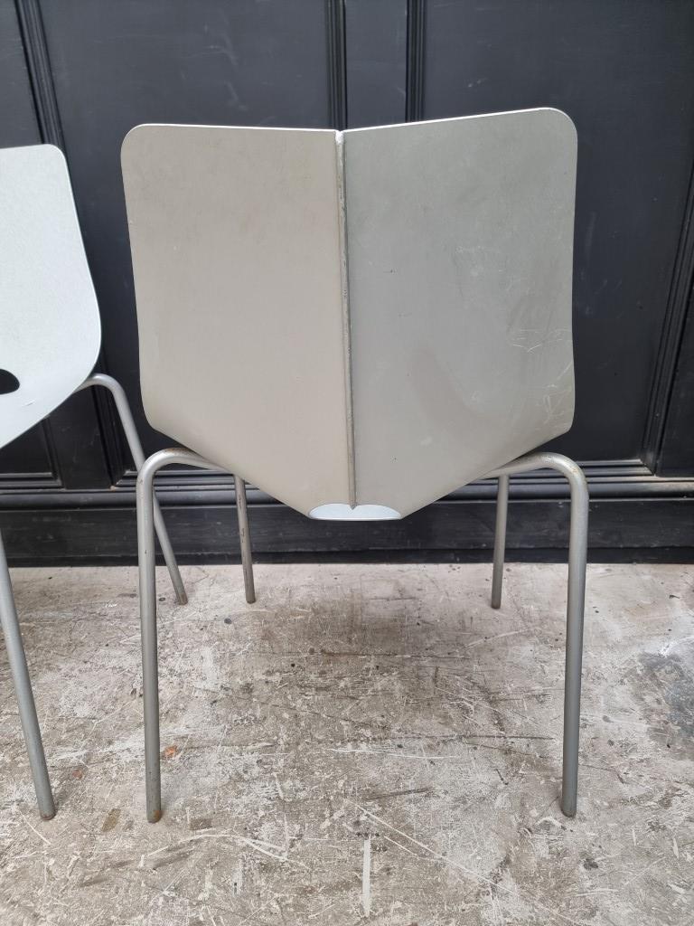 A set of three mid-century aluminium stacking chairs. - Image 3 of 3