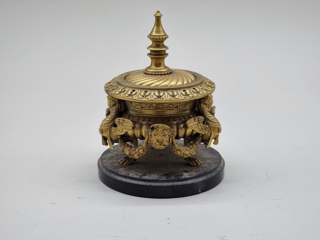 A Renaissance revival gilt bronze inkwell and cover, on slate base, 14cm high.