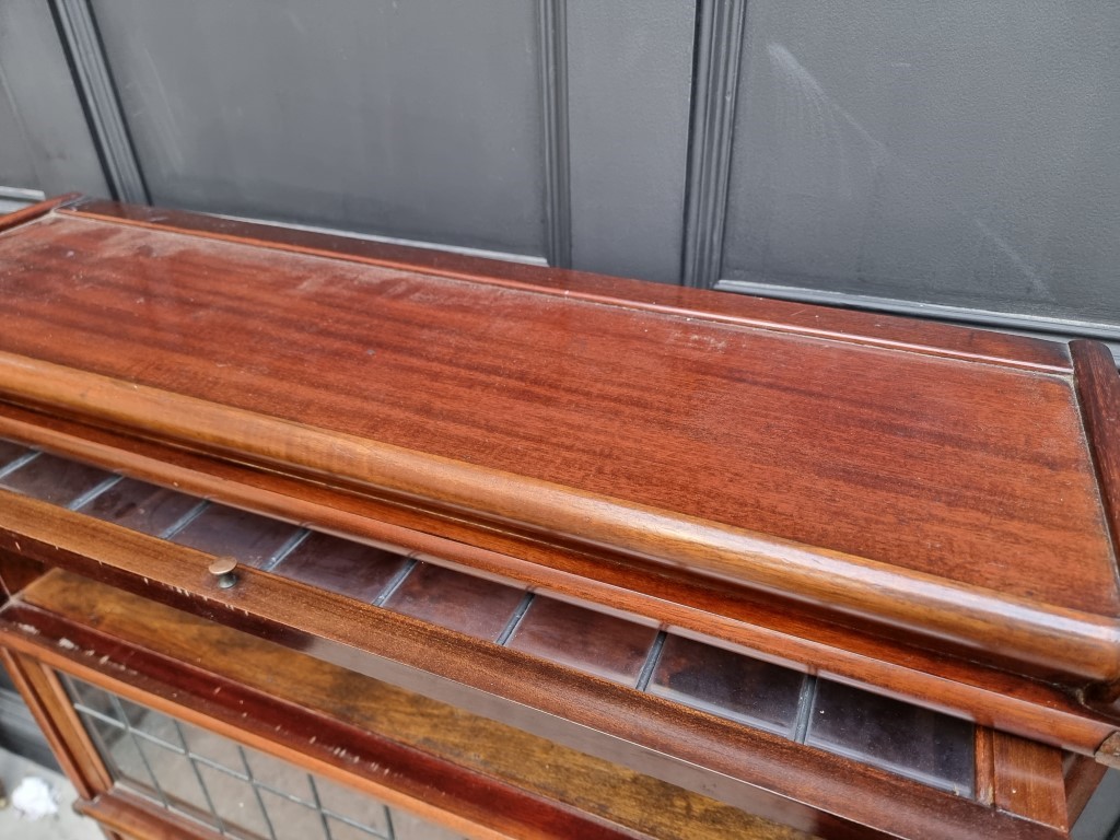 An early 20th century Globe Wernicke mahogany four tier sectional bookcase, with leaded glass - Image 4 of 7