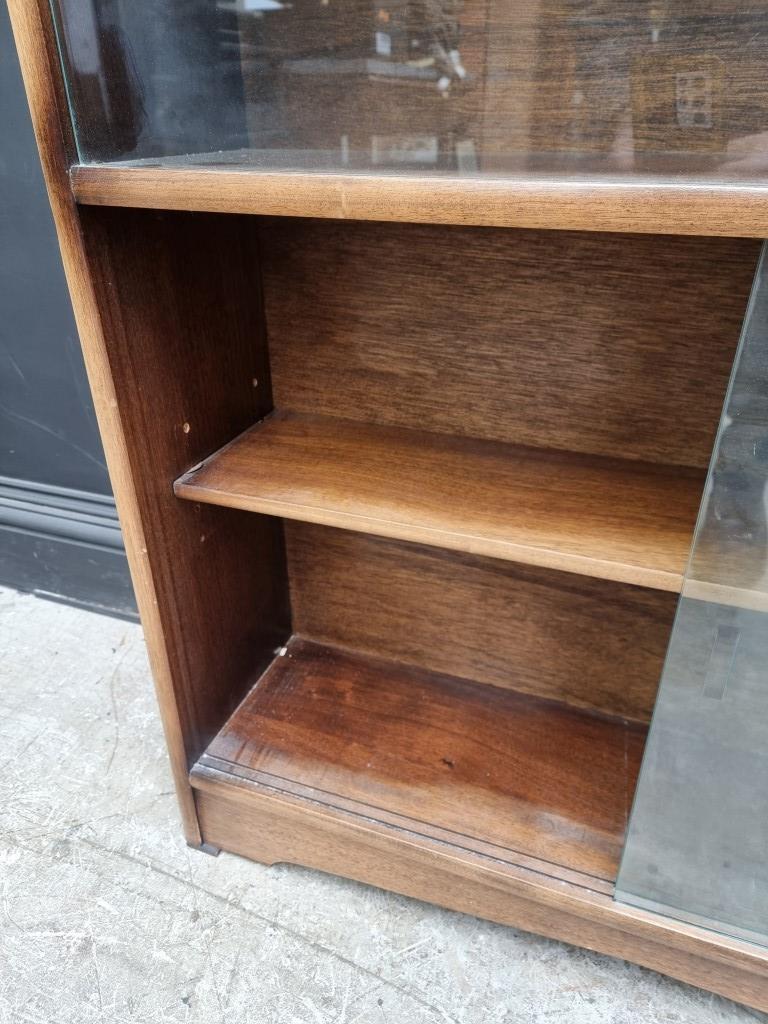 A mahogany bookcase, with glass sliding doors, 91.5cm wide, labelled Herbert E Gibbs. - Bild 4 aus 4