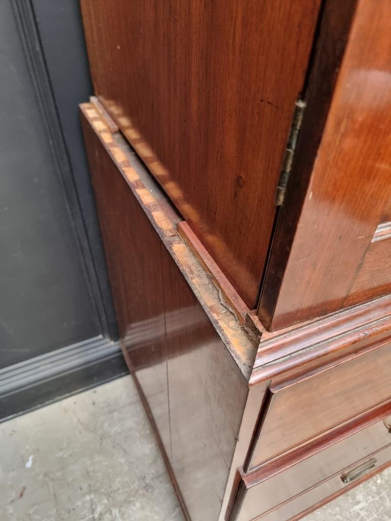 A large George IV mahogany linen press, possibly Scottish, with five sliding trays and bone - Bild 4 aus 6