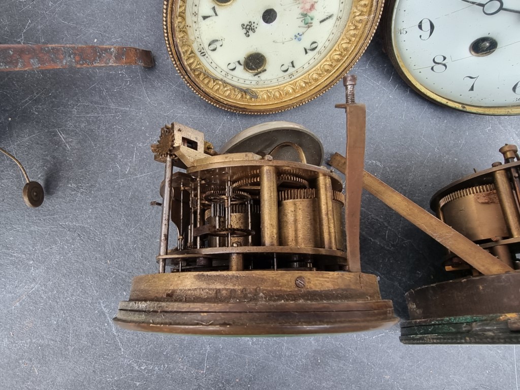 A mixed group of clocks and timepiece dials and movements, to include a Smiths car clock. - Image 5 of 10