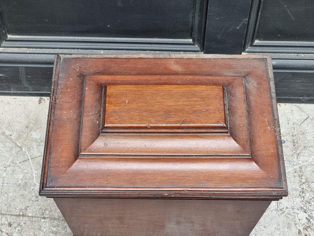 A small antique mahogany cellarette, 46cm wide. - Image 2 of 5