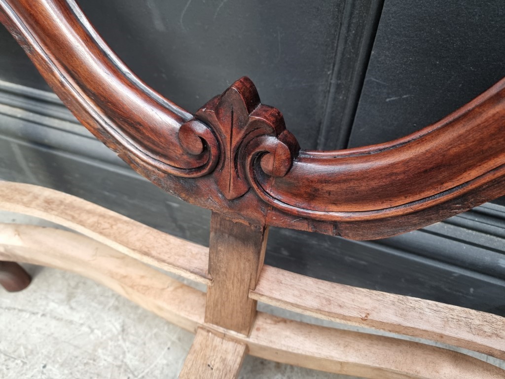 A Victorian style carved walnut childs' settee, 91cm wide. - Image 3 of 5