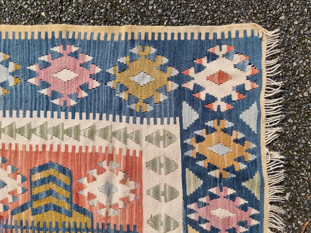 A Kelim flatweave rug, 194 x 113cm. - Image 2 of 4