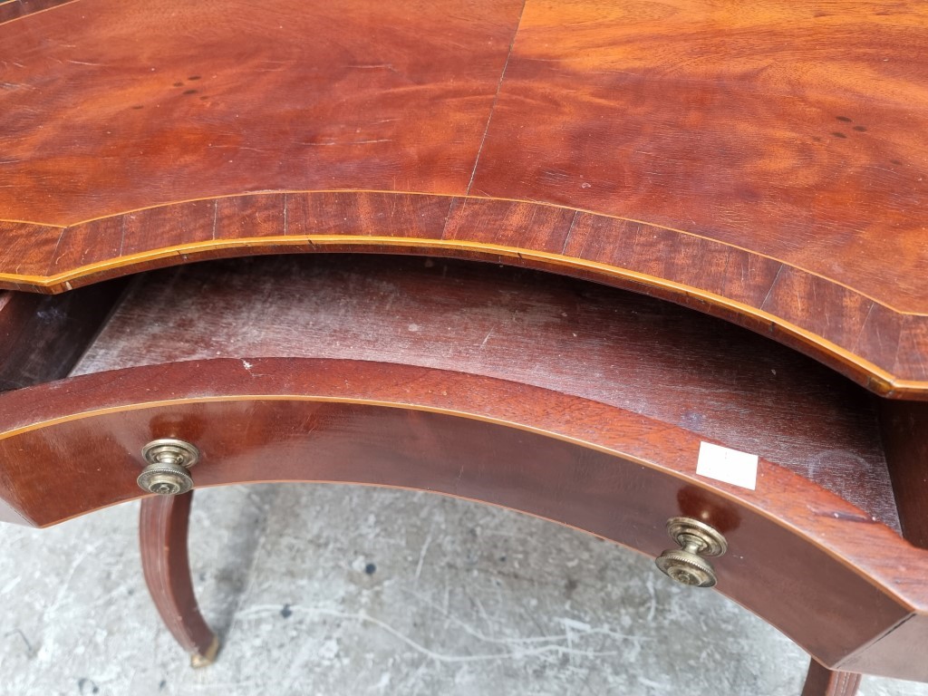 A reproduction mahogany and line inlaid kidney shaped desk, 99cm wide. - Image 4 of 7