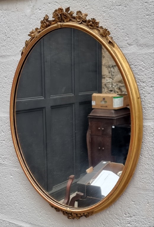 A Victorian gilt framed oval wall mirror, 76 x 58cm.