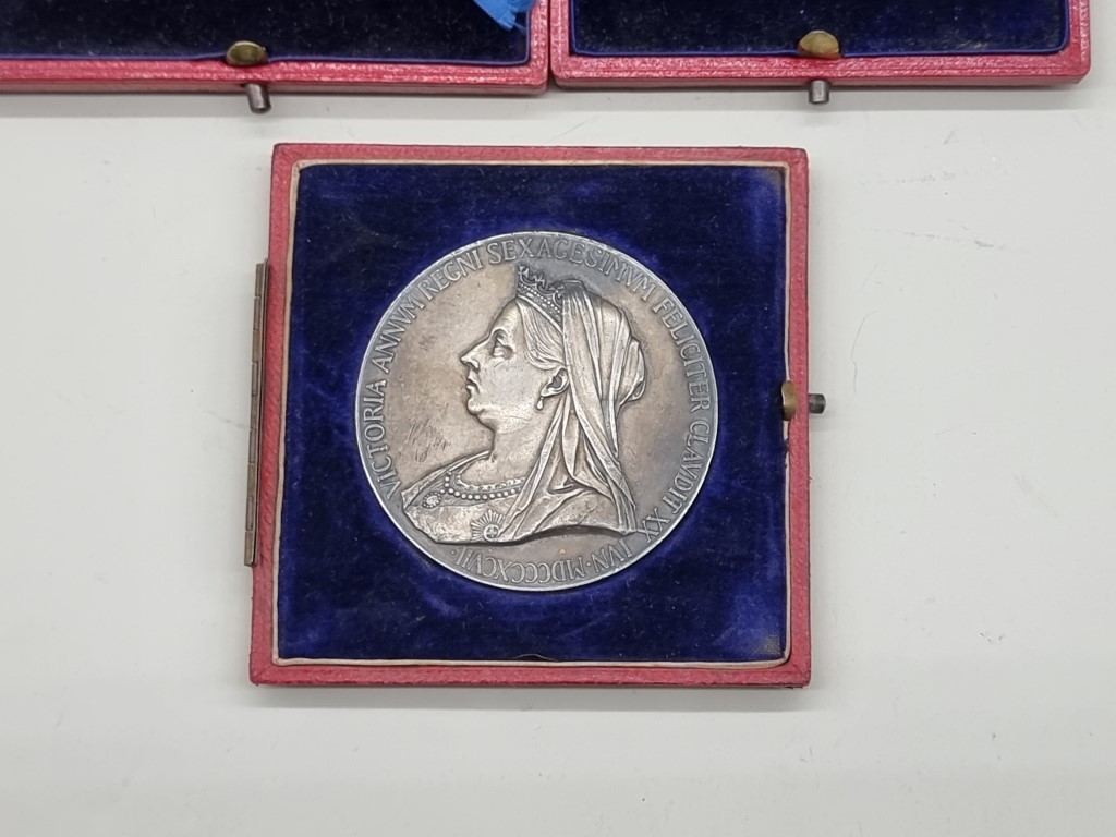 A Victoria Diamond Jubilee silver medal, designed George William De Saulles, 84.2g, 55mm diameter, - Image 3 of 3