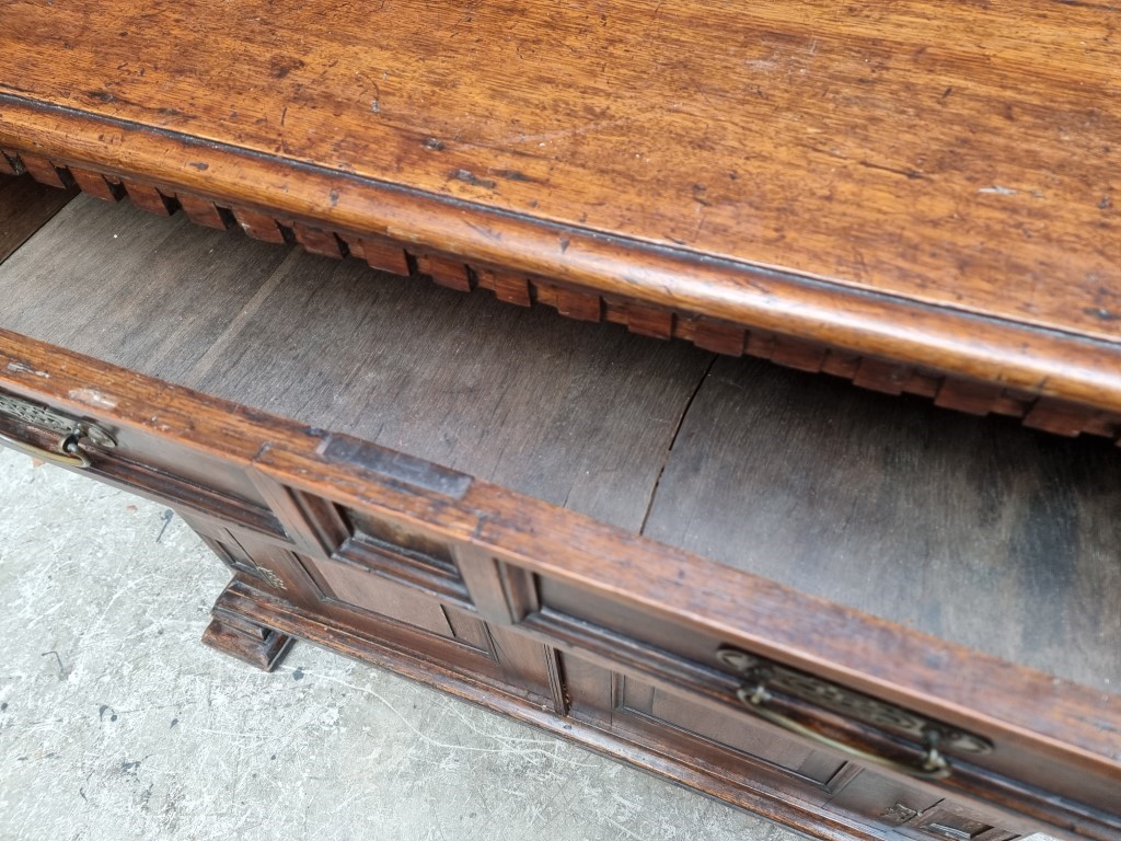 An antique oak panelled side cabinet, 102.5cm wide. - Bild 5 aus 7