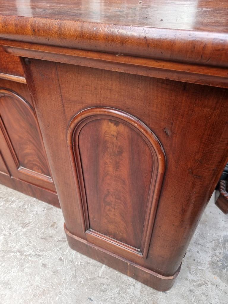 A large Victorian mahogany inverted breakfront mirror back sideboard, 196cm wide. - Image 4 of 7