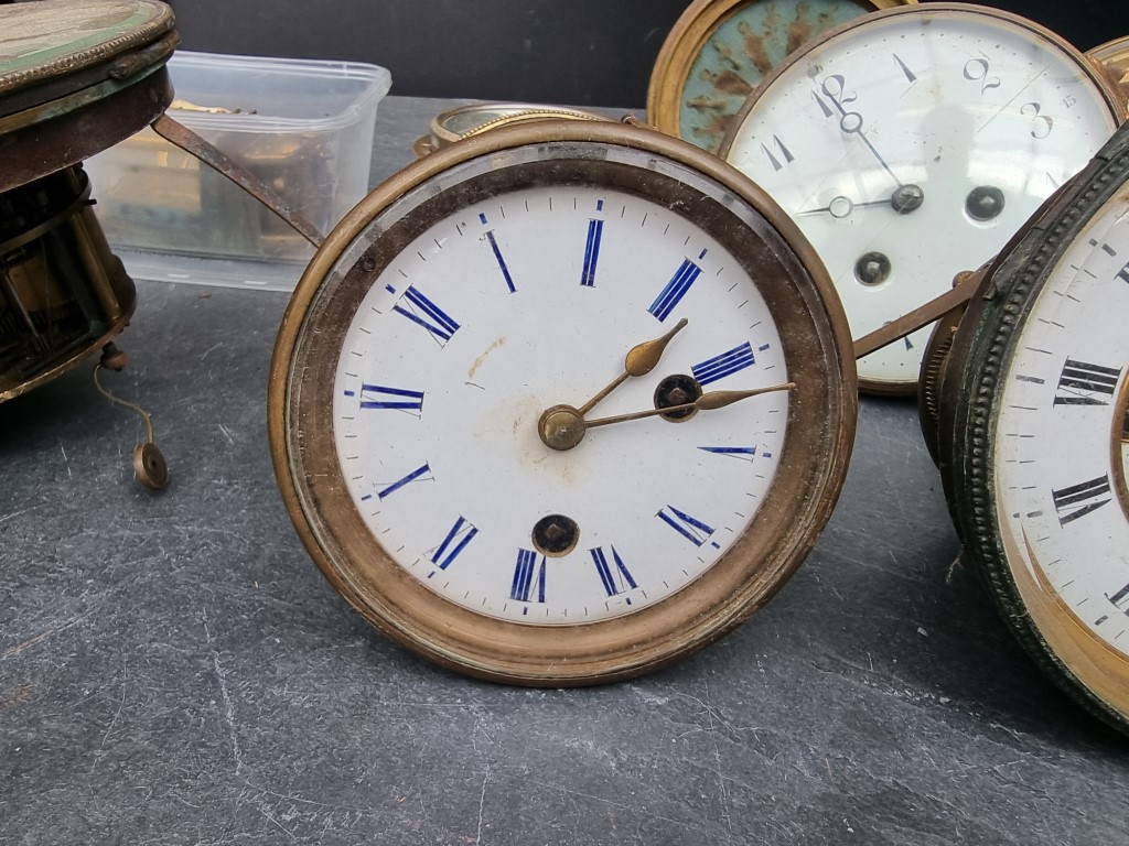 A mixed group of clocks and timepiece dials and movements, to include a Smiths car clock. - Image 4 of 10