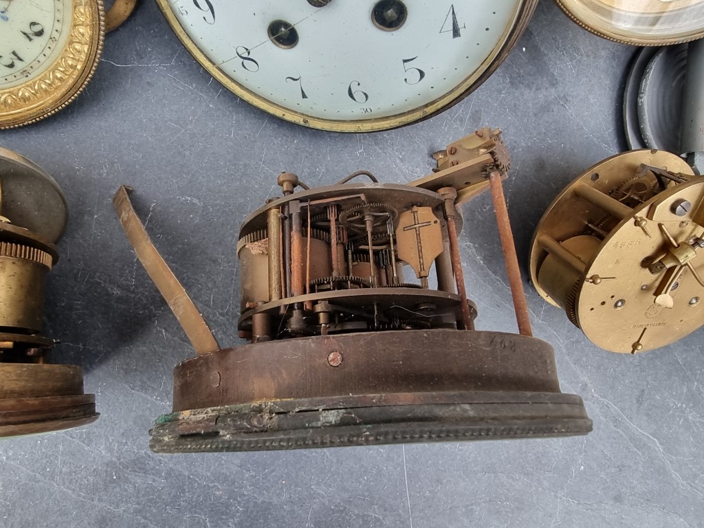 A mixed group of clocks and timepiece dials and movements, to include a Smiths car clock. - Image 7 of 10