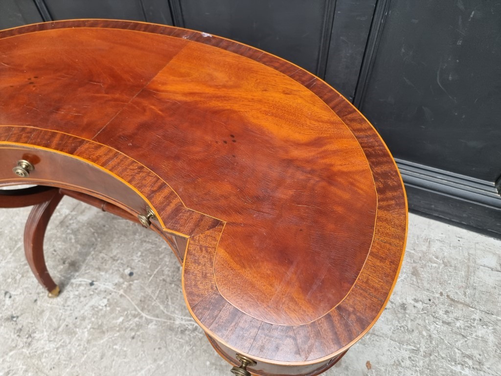A reproduction mahogany and line inlaid kidney shaped desk, 99cm wide. - Image 2 of 7