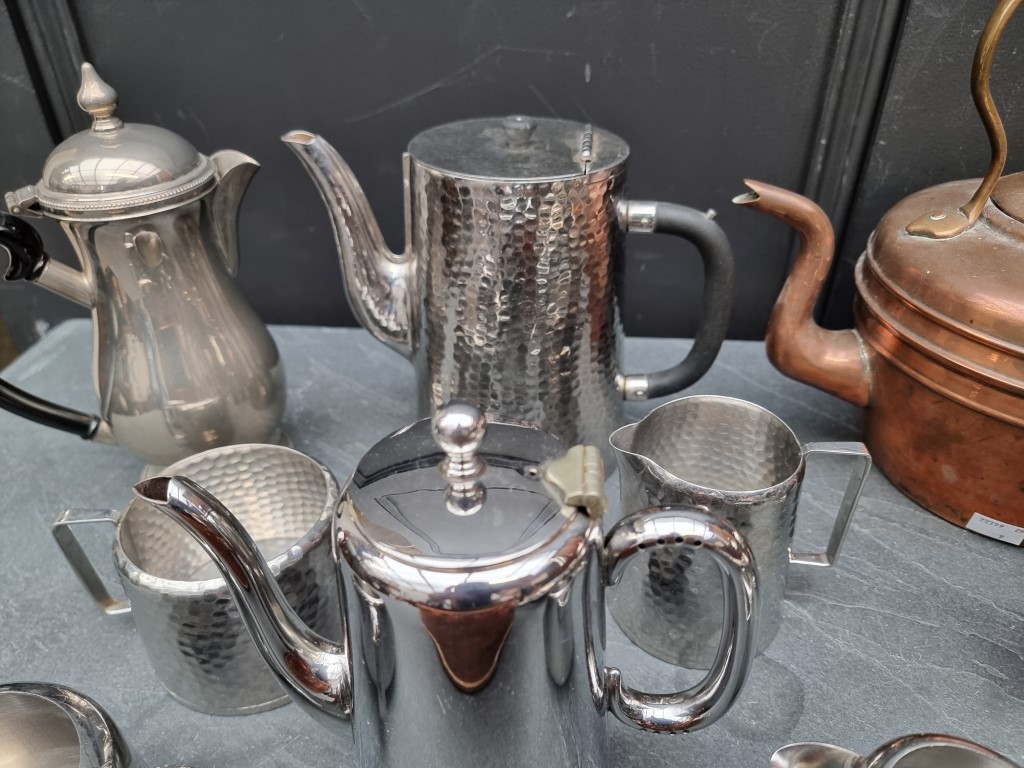 A mixed group of metalware. - Image 2 of 4
