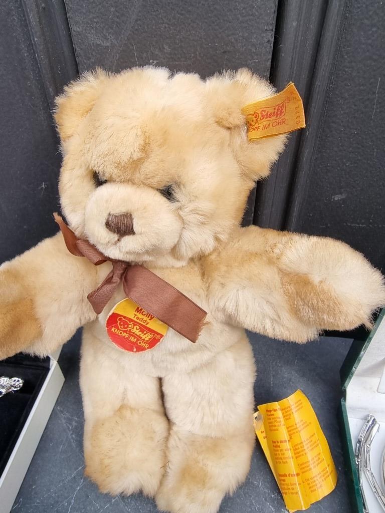 A mixed lot, to include a small Steiff 'Molly' teddy bear, 22cm long; pens; silver jewellery, etc. - Image 2 of 5