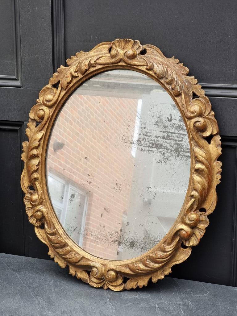 A 19th century carved giltwood framed oval wall mirror, 64 x 54cm.