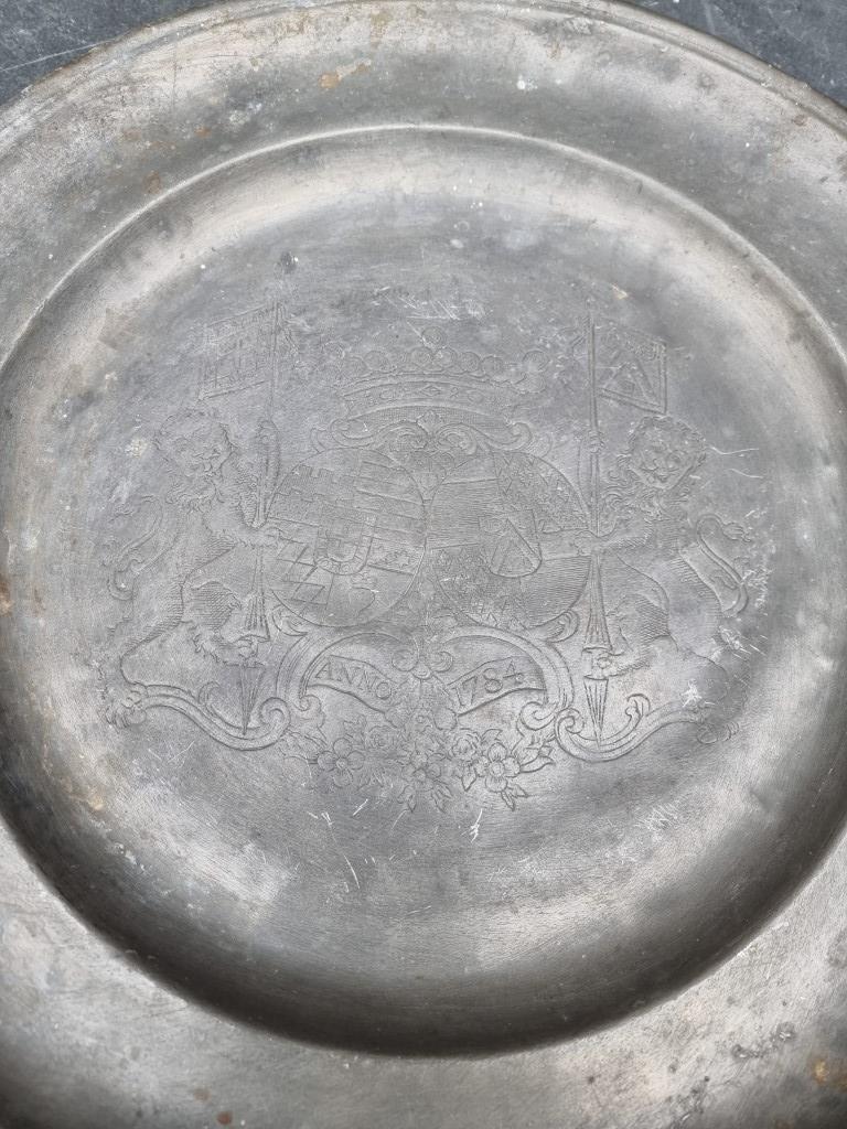 A collection of antique pewter, to include a large charger, dated 1784, 42.5cm diameter; and a - Bild 2 aus 5