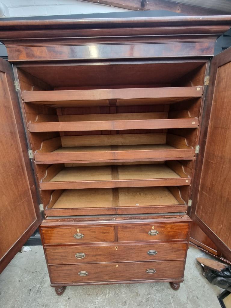 A large George IV mahogany linen press, possibly Scottish, with five sliding trays and bone - Bild 5 aus 6