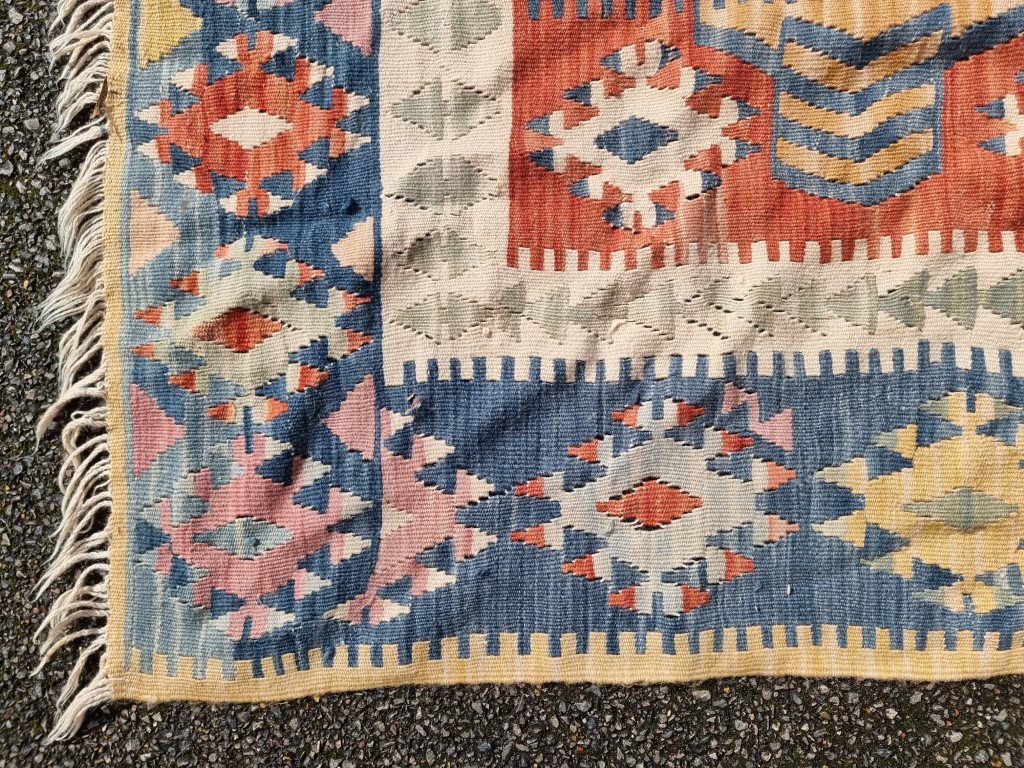 A Kelim flatweave rug, 194 x 113cm. - Image 4 of 4