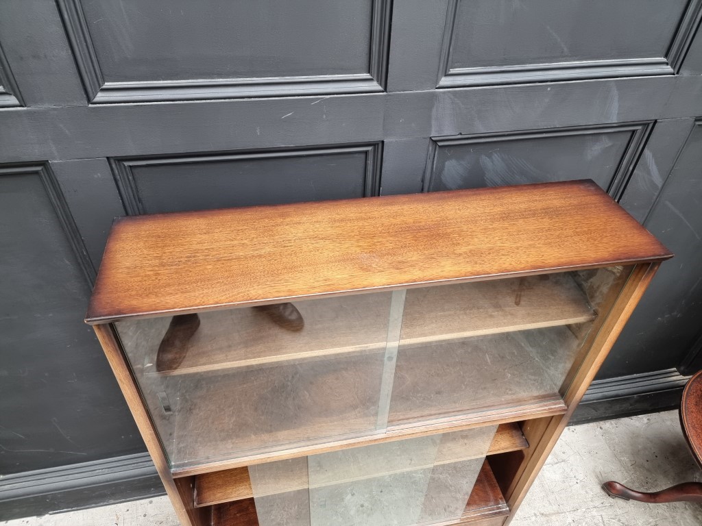 A mahogany bookcase, with glass sliding doors, 91.5cm wide, labelled Herbert E Gibbs. - Bild 2 aus 4