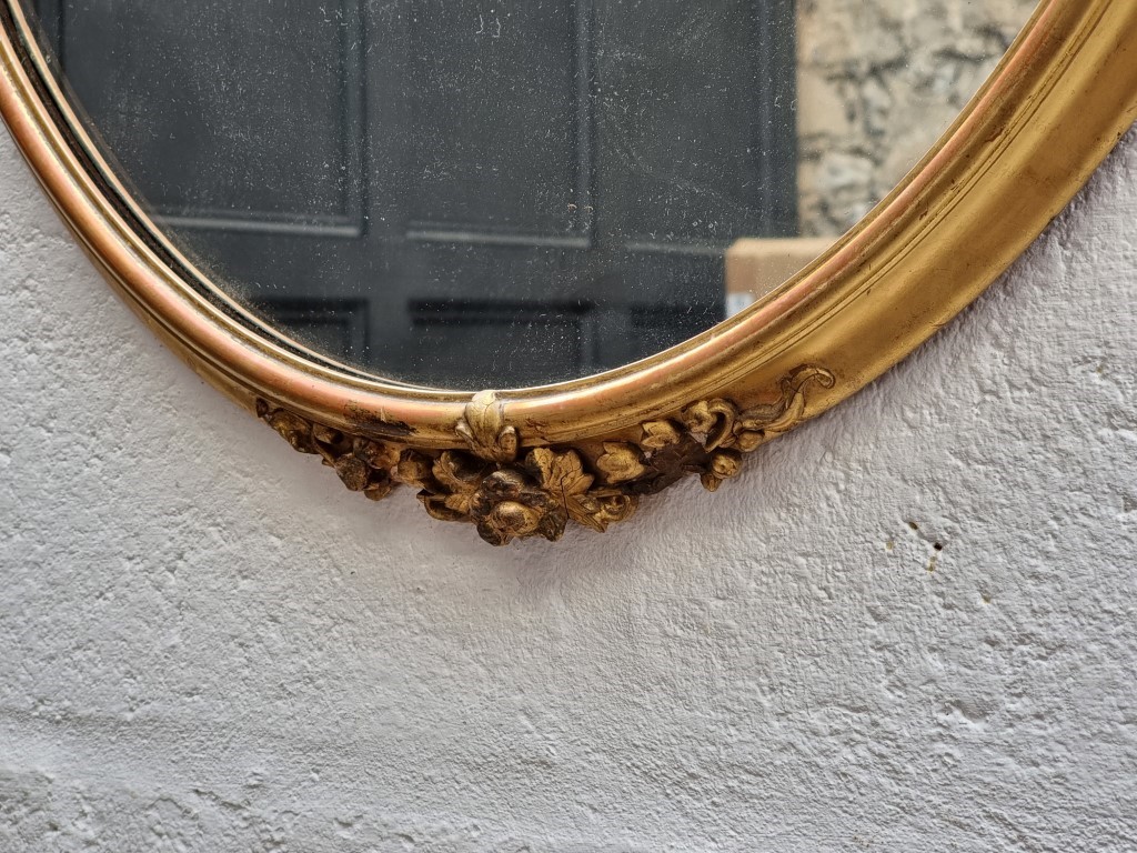 A Victorian gilt framed oval wall mirror, 76 x 58cm. - Image 3 of 3