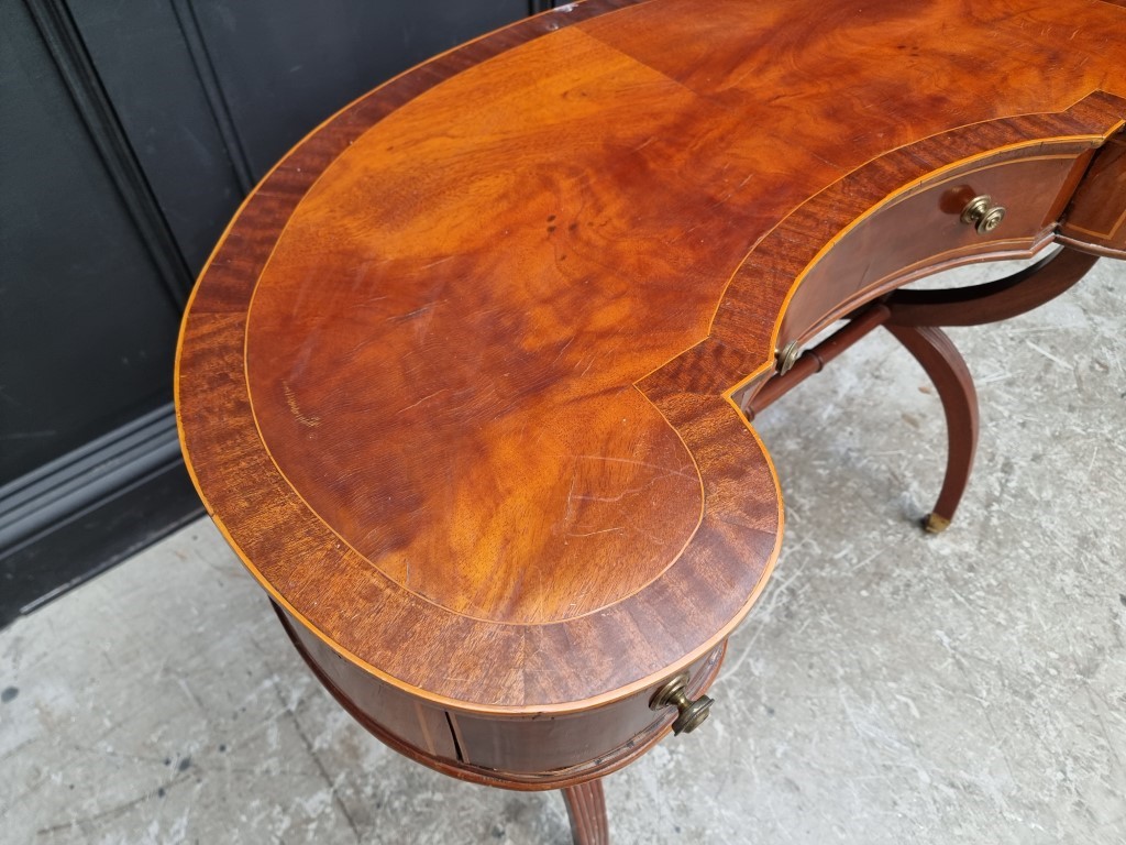 A reproduction mahogany and line inlaid kidney shaped desk, 99cm wide. - Image 3 of 7