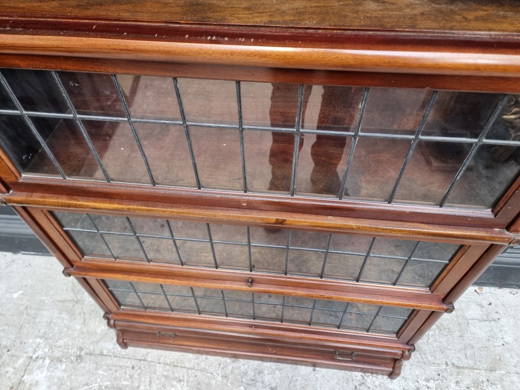 An early 20th century Globe Wernicke mahogany four tier sectional bookcase, with leaded glass - Image 3 of 7