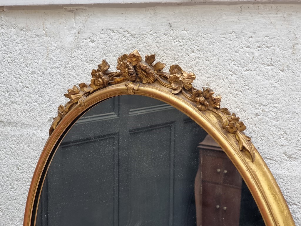 A Victorian gilt framed oval wall mirror, 76 x 58cm. - Bild 2 aus 3