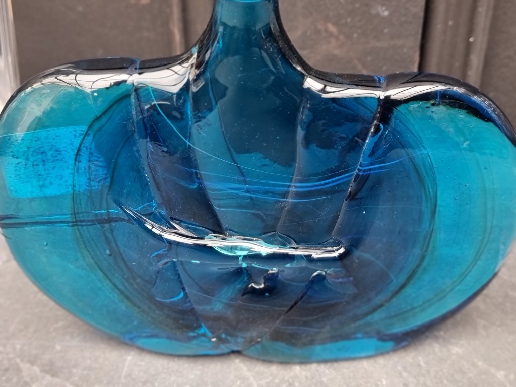 A Mdina blue glass vase, 14cm high; together with an Orrefors clear glass vase, 20cm high; and an - Image 5 of 6