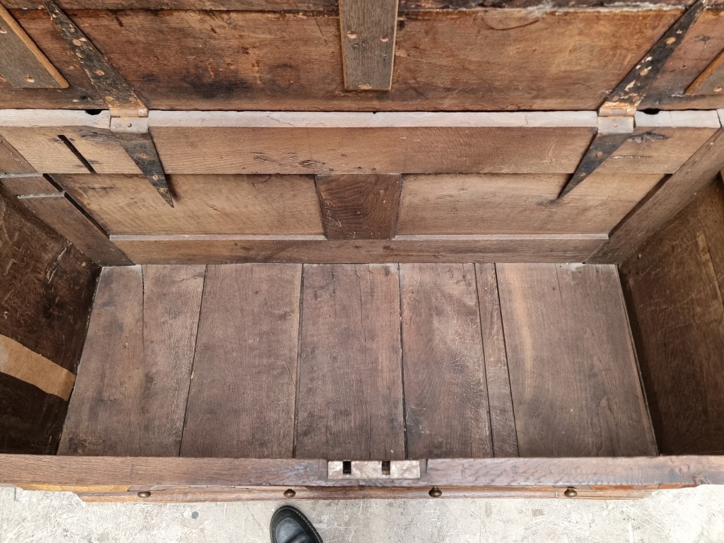 A late 17th century panelled oak and parquetry mule chest, 129.5cm wide. - Image 9 of 11