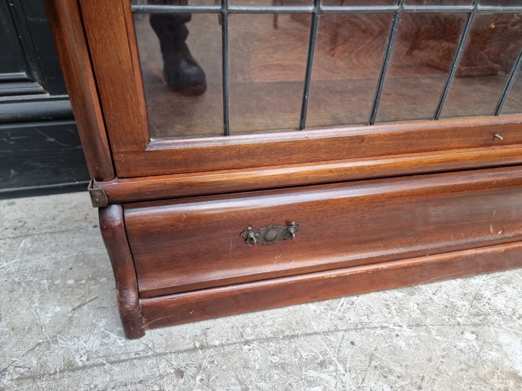 An early 20th century Globe Wernicke mahogany four tier sectional bookcase, with leaded glass - Image 7 of 7