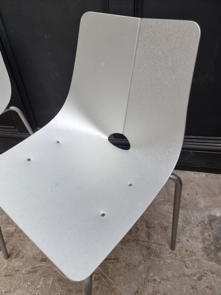 A set of three mid-century aluminium stacking chairs. - Image 2 of 3