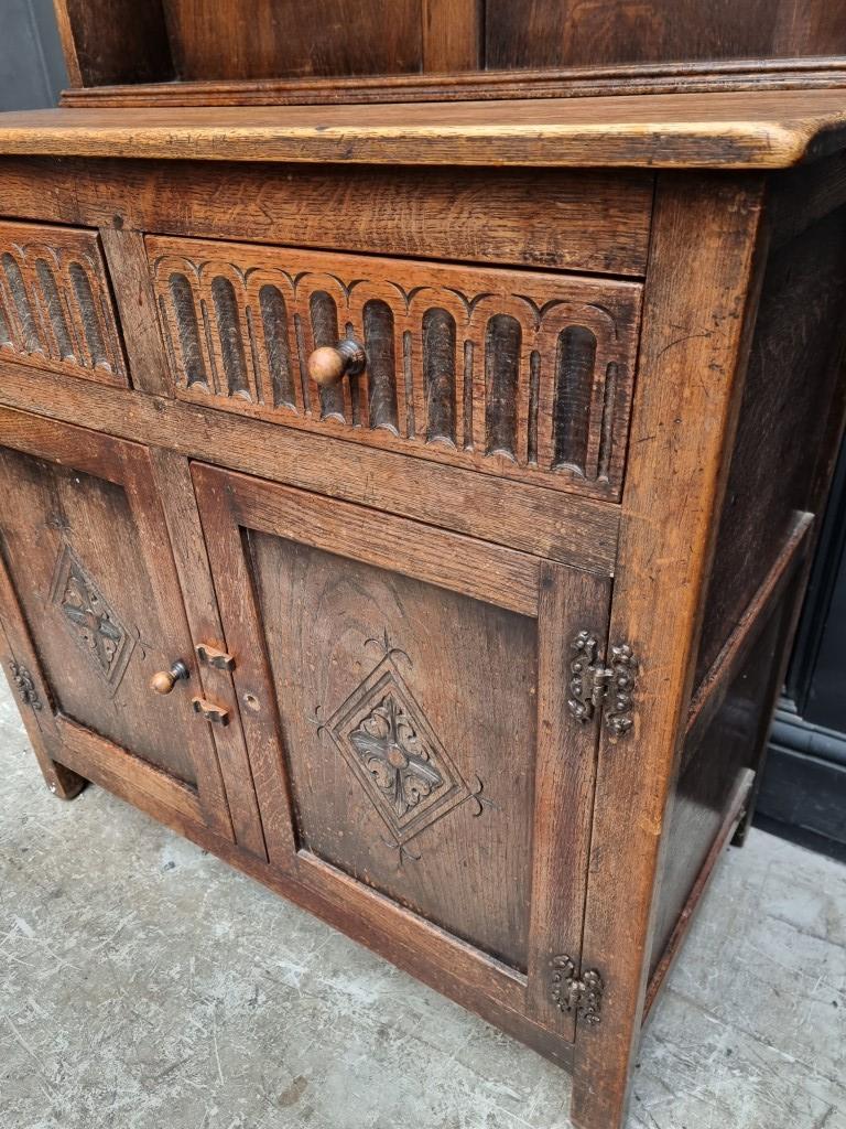 A small reproduction oak dresser and dome top rack, 91.5cm wide. - Image 2 of 5