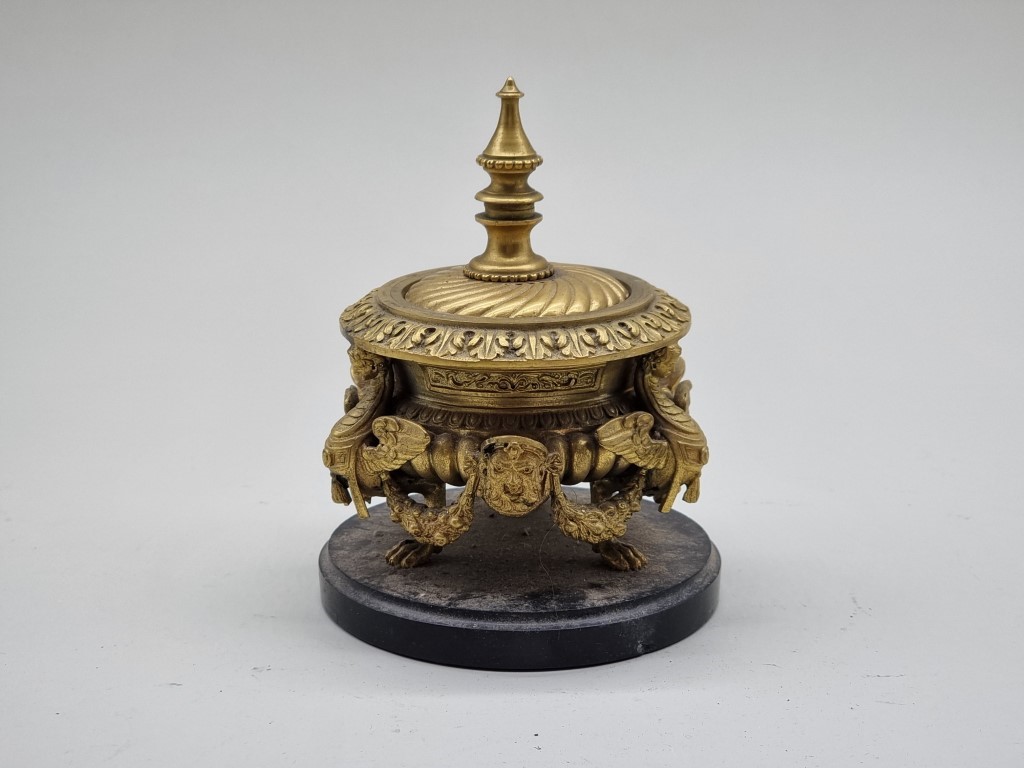 A Renaissance revival gilt bronze inkwell and cover, on slate base, 14cm high. - Image 2 of 3