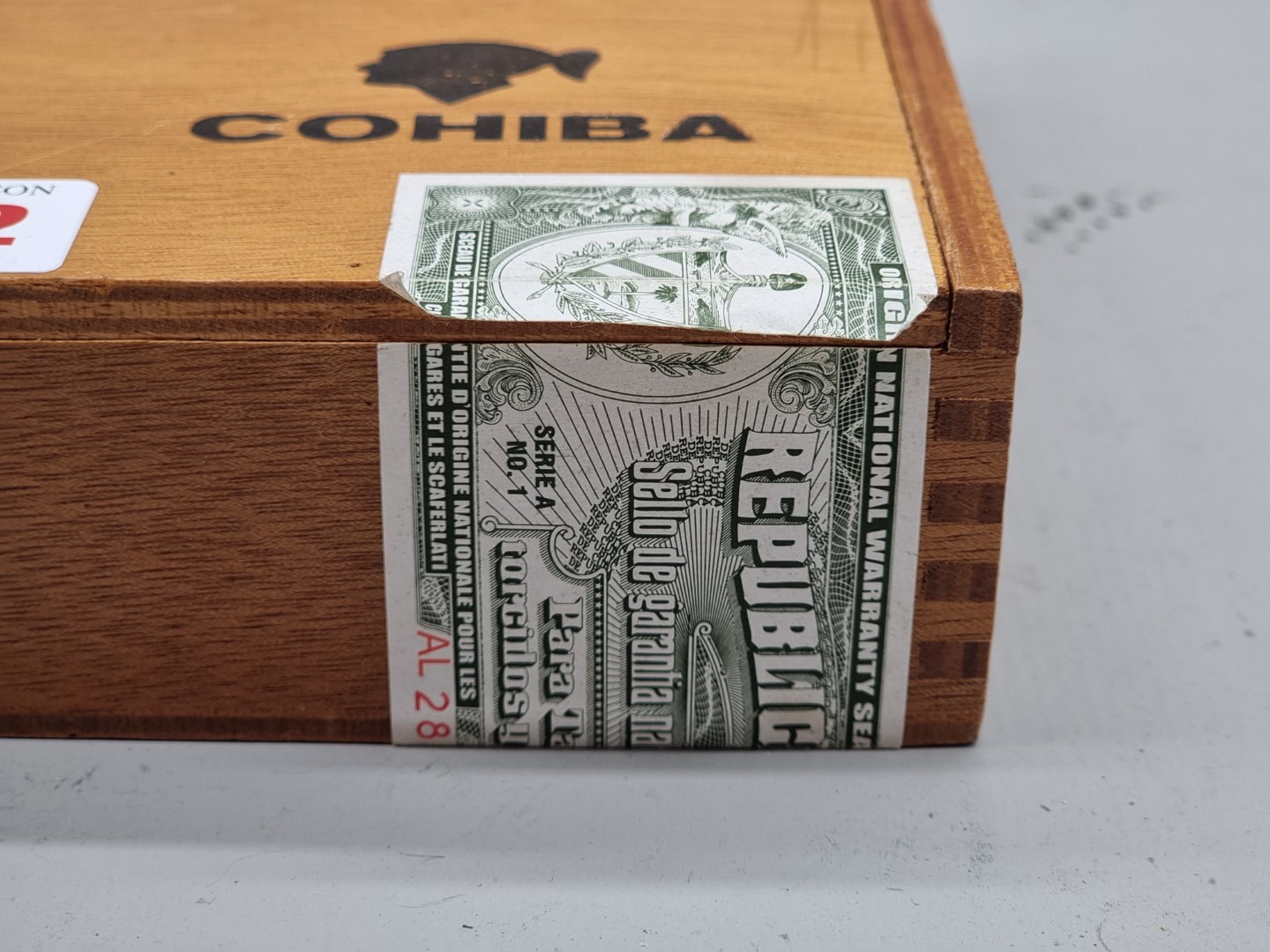 Cigars: a box of eighteen Cohiba 'Esplendidos' cigars. (16) - Image 2 of 5