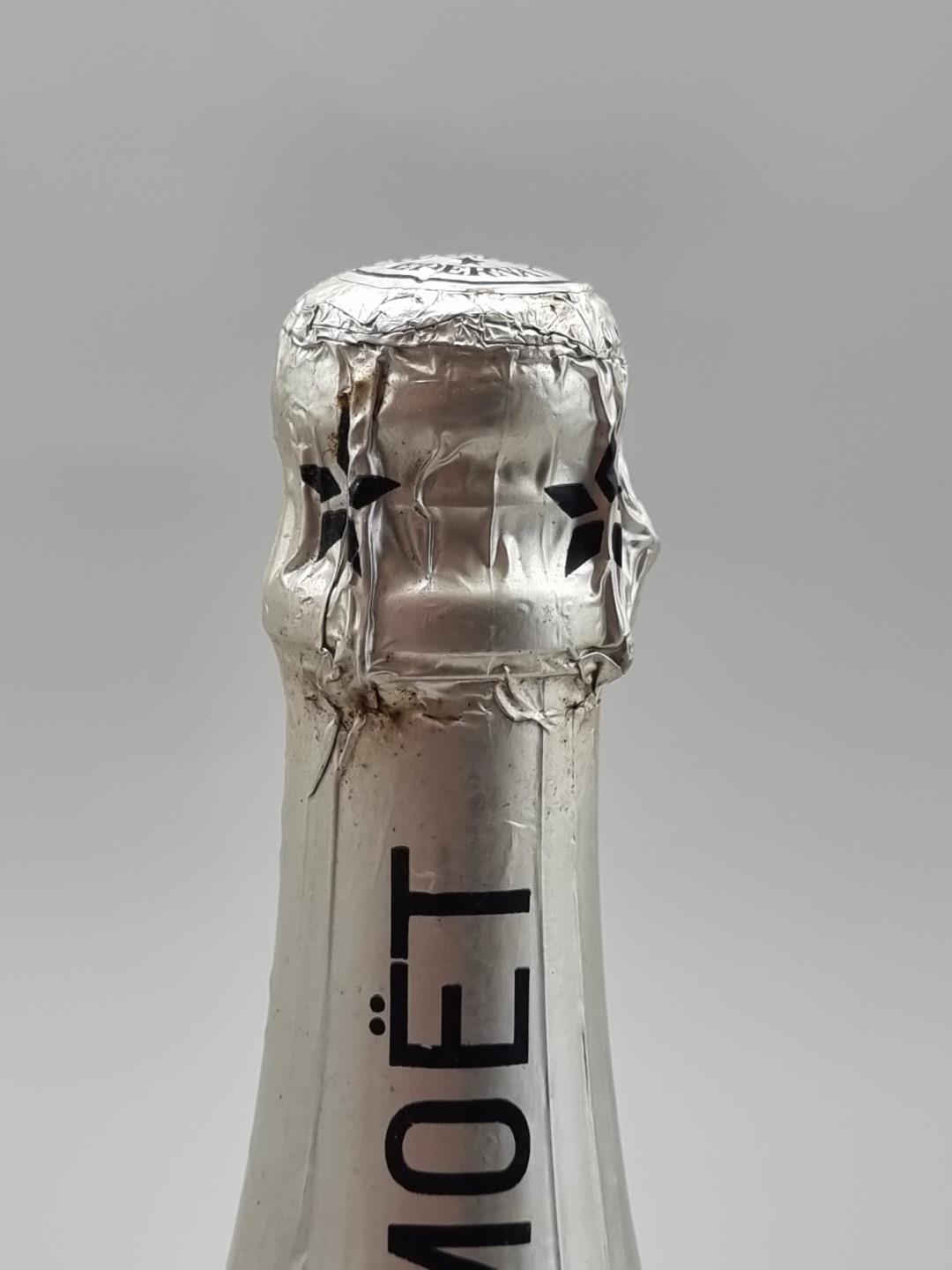 Two 75cl bottles of Moet & Chandon 1977 Vintage Silver Jubilee Cuvee Champagne. (2) - Bild 4 aus 5