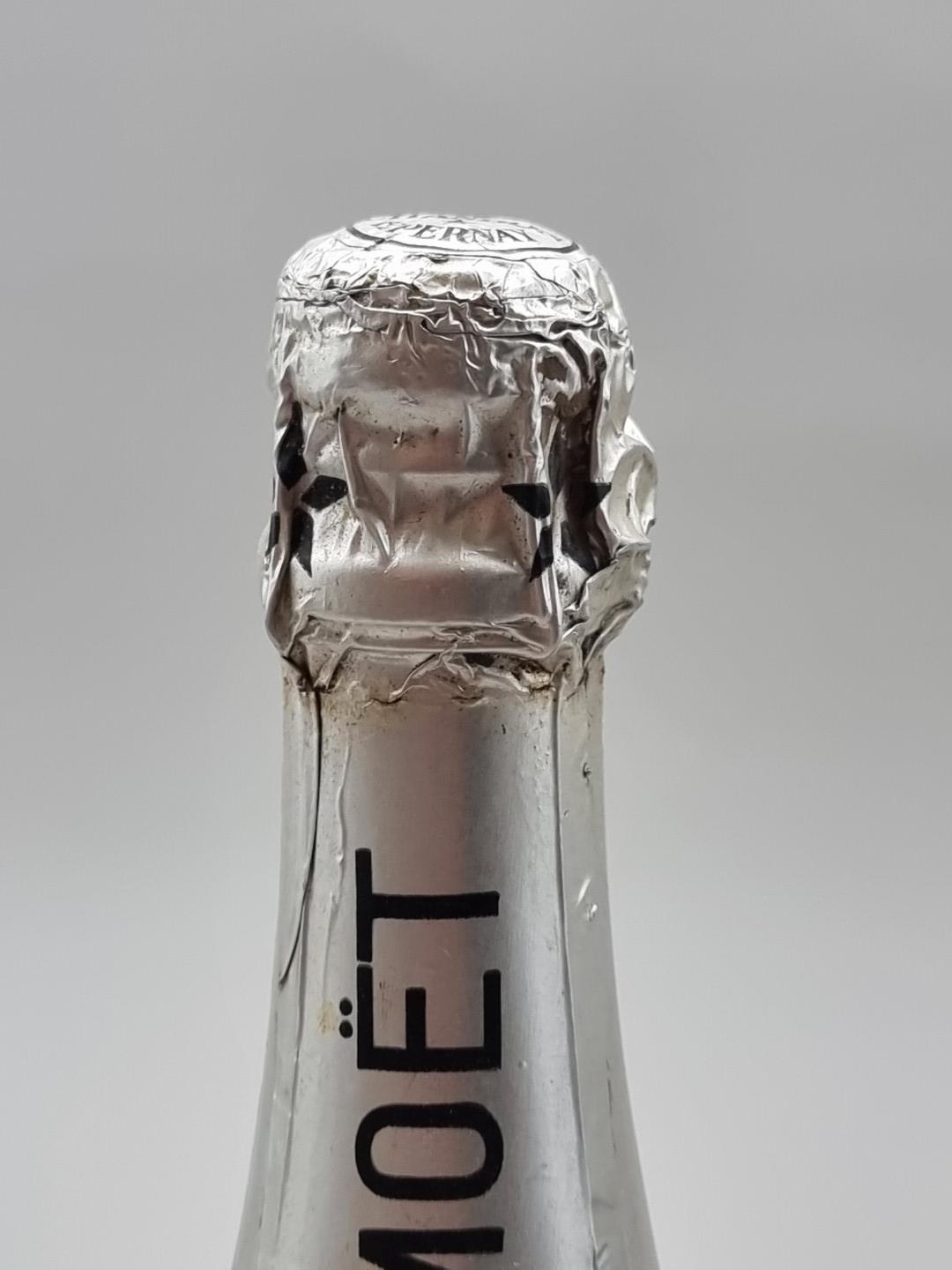 Two 75cl bottles of Moet & Chandon 1977 Vintage Silver Jubilee Cuvee Champagne. (2) - Bild 3 aus 5