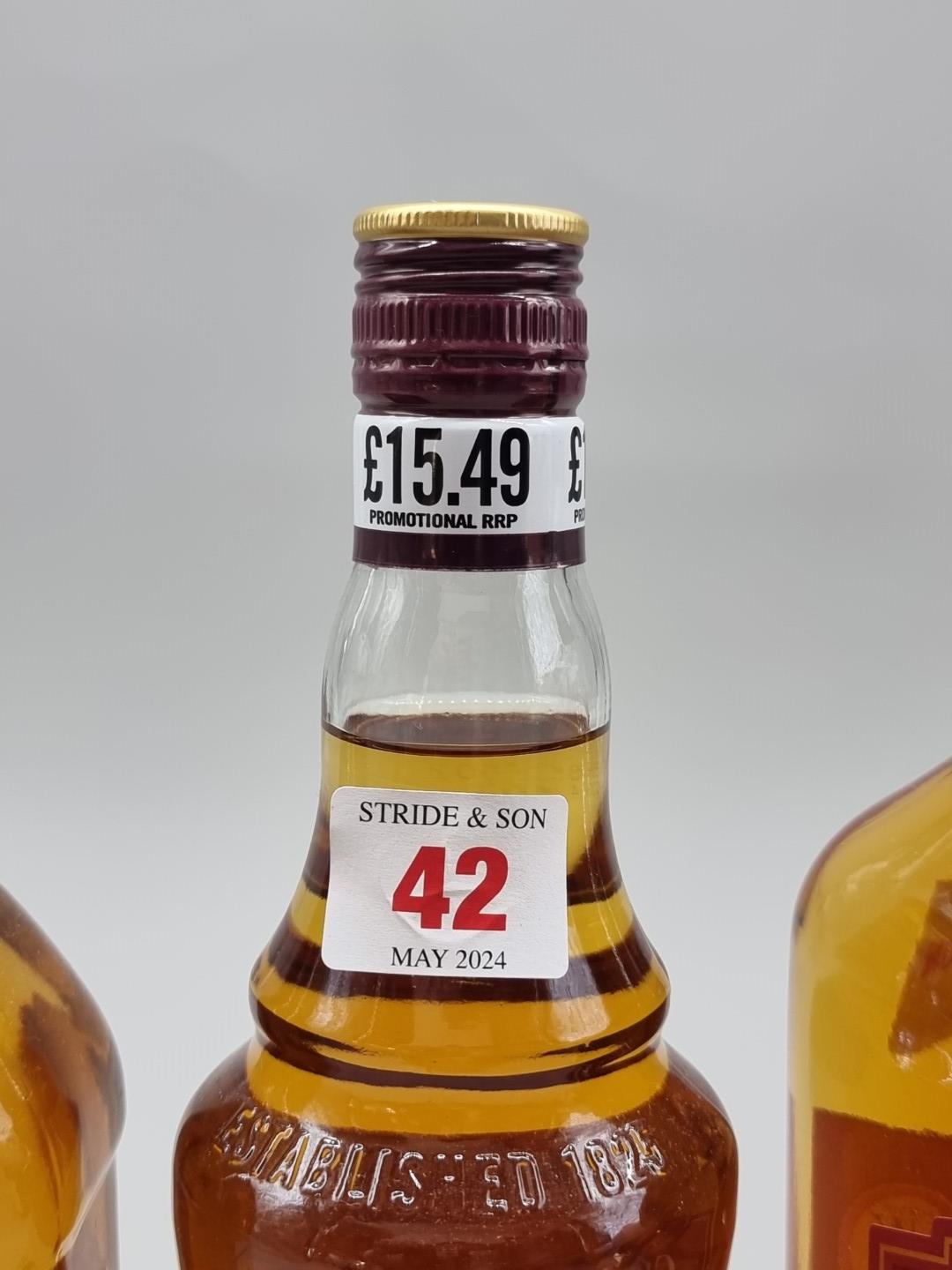 Three bottles of blended Whisky, comprising: a 1 litre Grant's; a 1 litre Teacher's; and a 70cl - Bild 3 aus 4