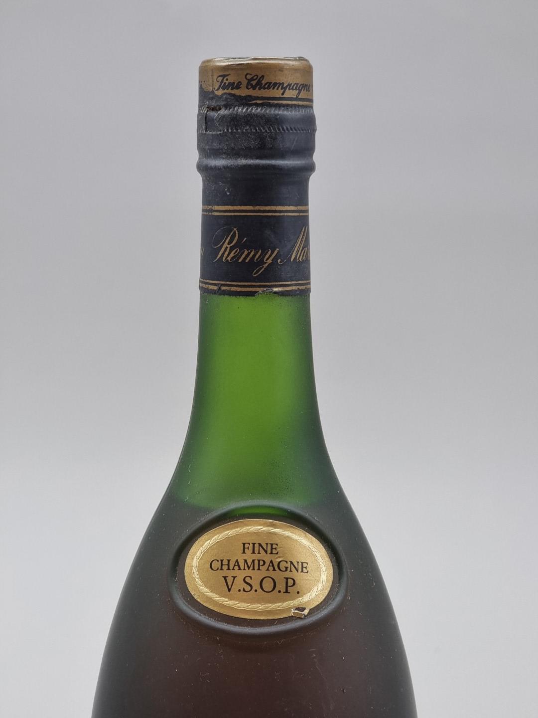 A 24 fl.oz. bottle of Remy Martin VSOP Cognac. - Bild 2 aus 5