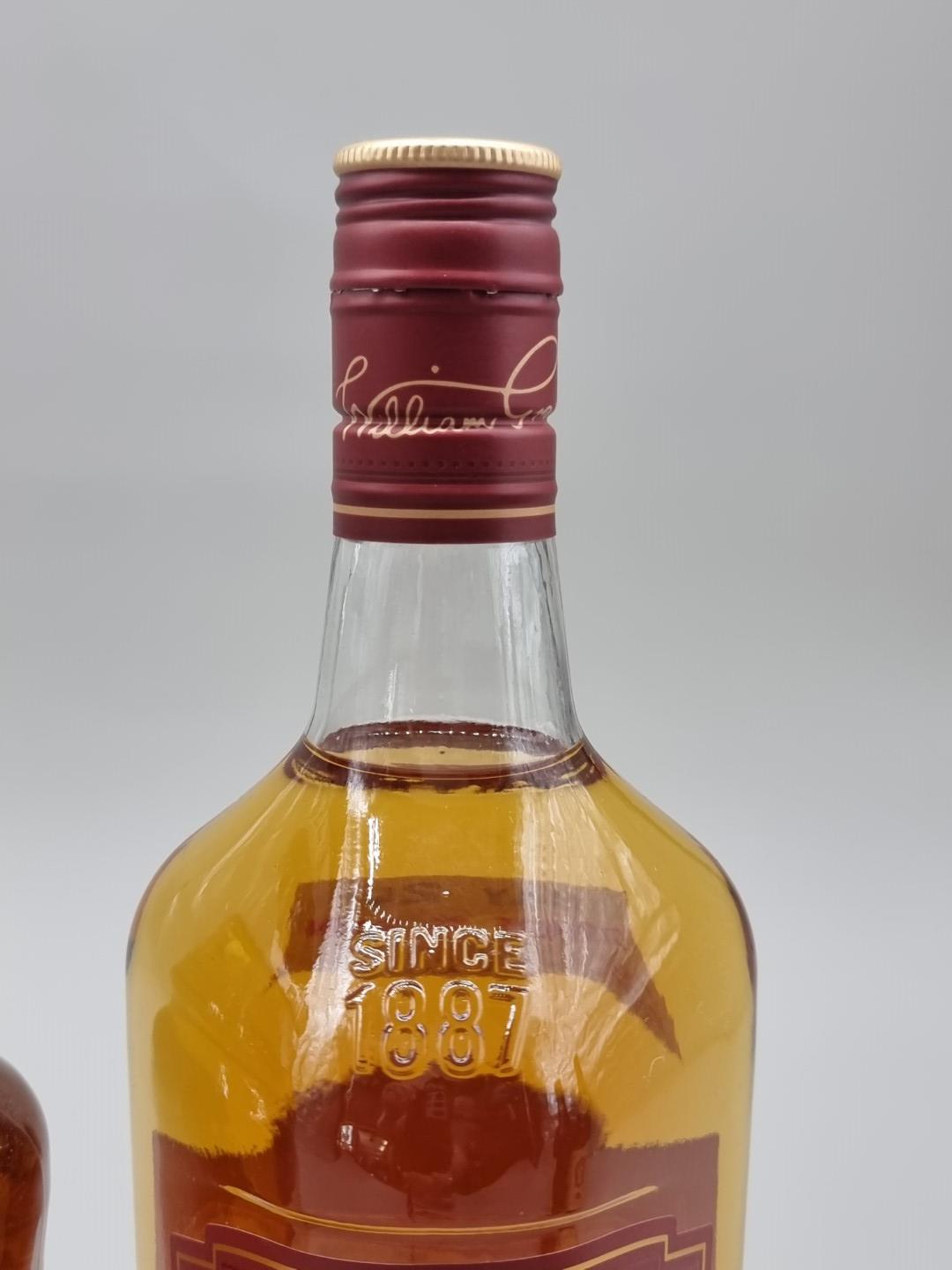 Three bottles of blended Whisky, comprising: a 1 litre Grant's; a 1 litre Teacher's; and a 70cl - Bild 4 aus 4