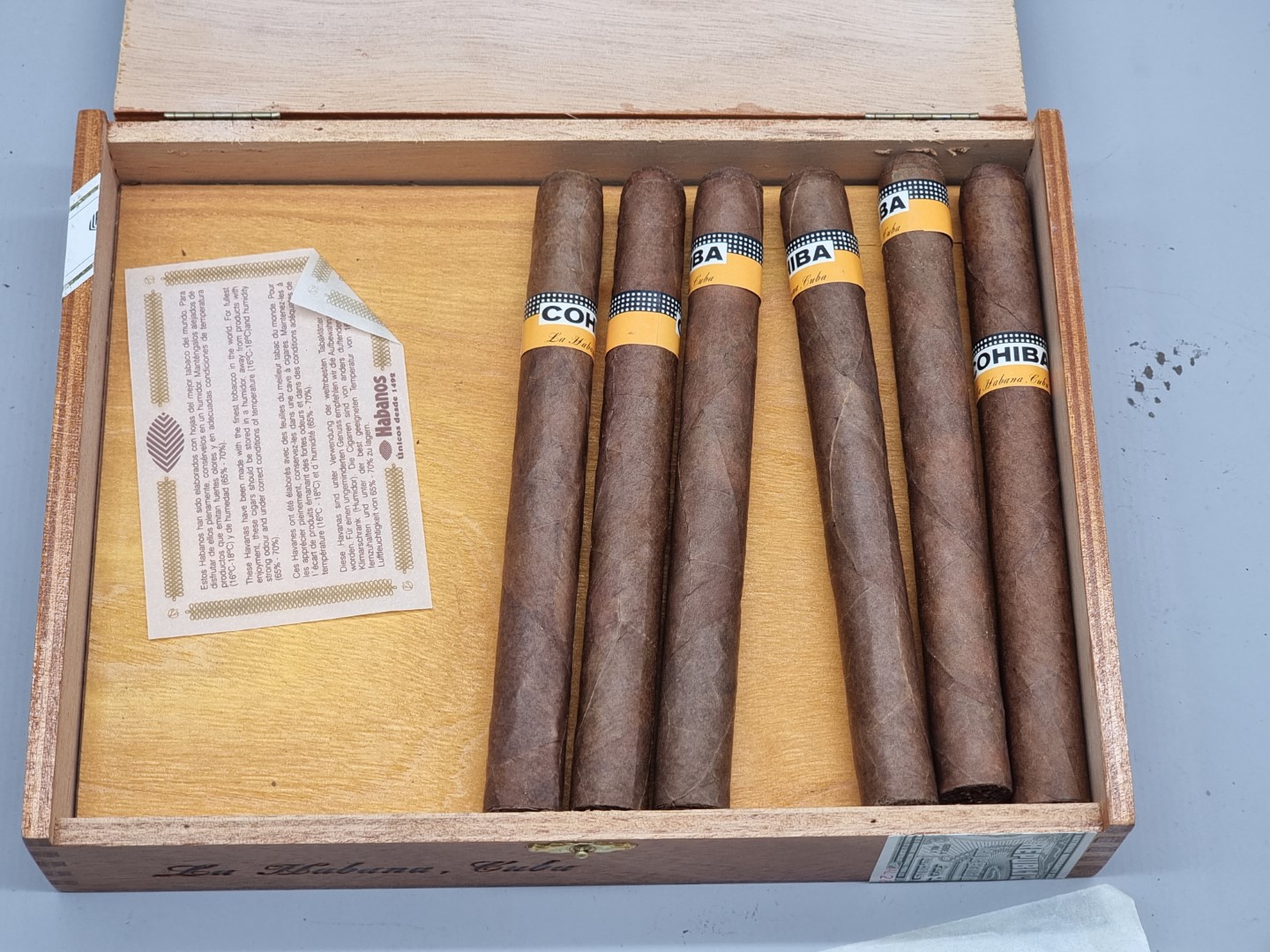 Cigars: a box of eighteen Cohiba 'Esplendidos' cigars. (16) - Image 4 of 5