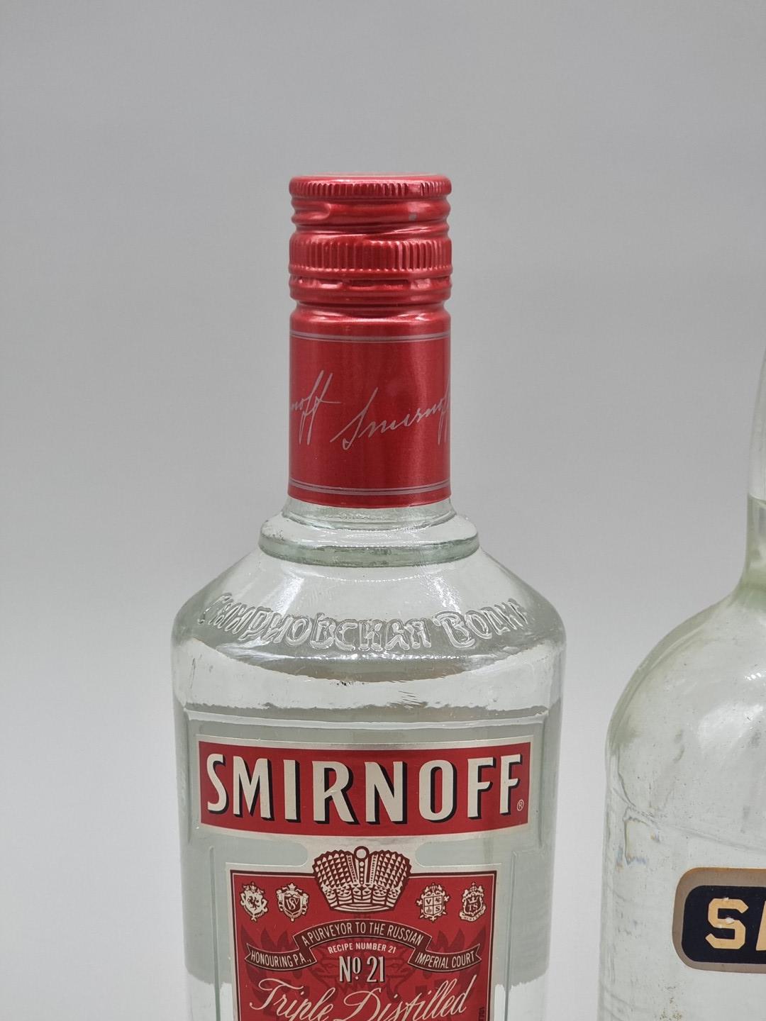 A 1 litre bottle of Smirnoff Vodka, 50% abv, probably 1980s bottling; together with another later - Bild 3 aus 3