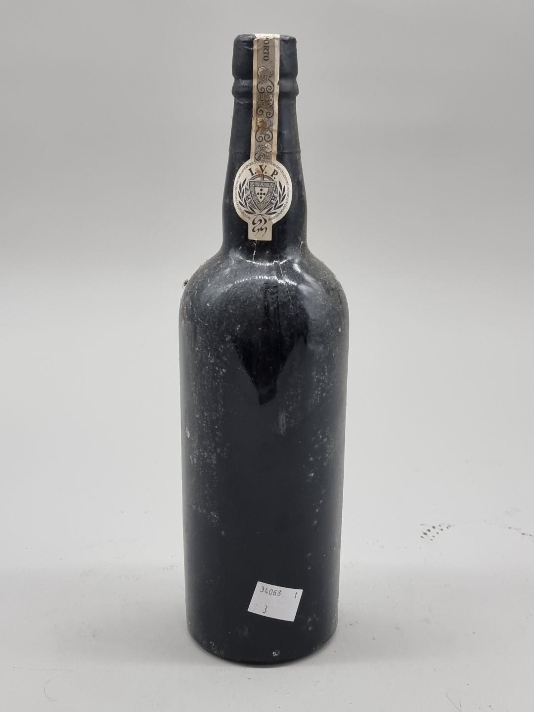A bottle of Quinta Do Noval 1963 Vintage Port. - Bild 4 aus 6