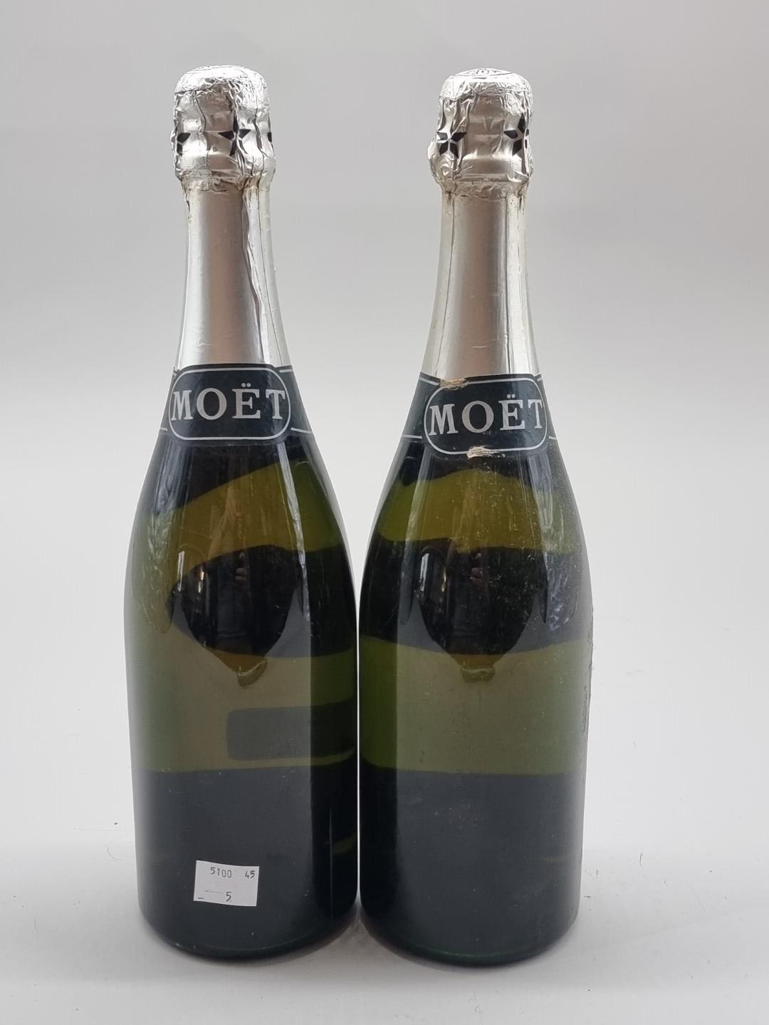 Two 75cl bottles of Moet & Chandon 1977 Vintage Silver Jubilee Cuvee Champagne. (2) - Bild 5 aus 5