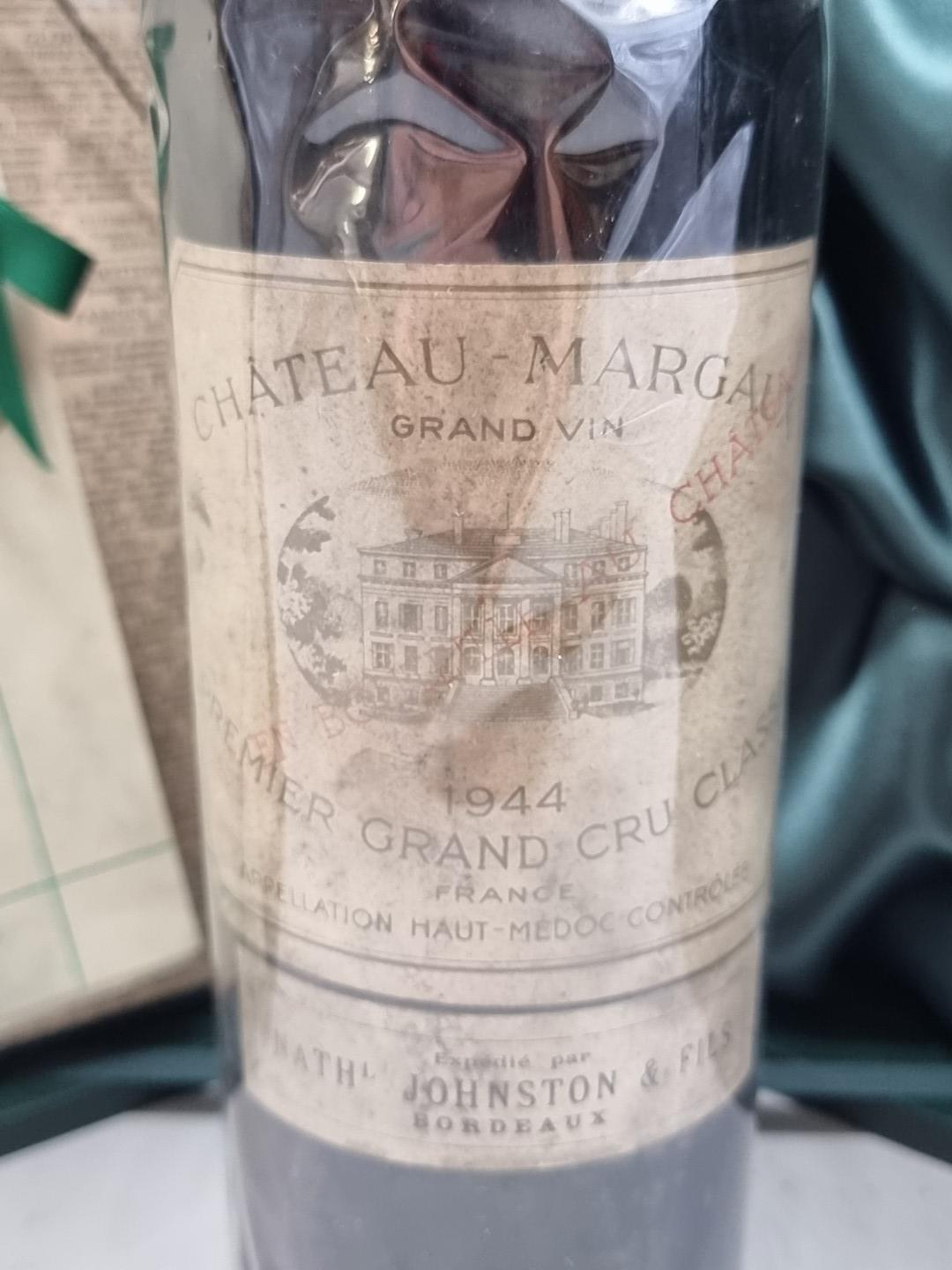 A bottle of Chateau Margaux, 1944, in presentation box, with certification and The Times, - Bild 3 aus 4