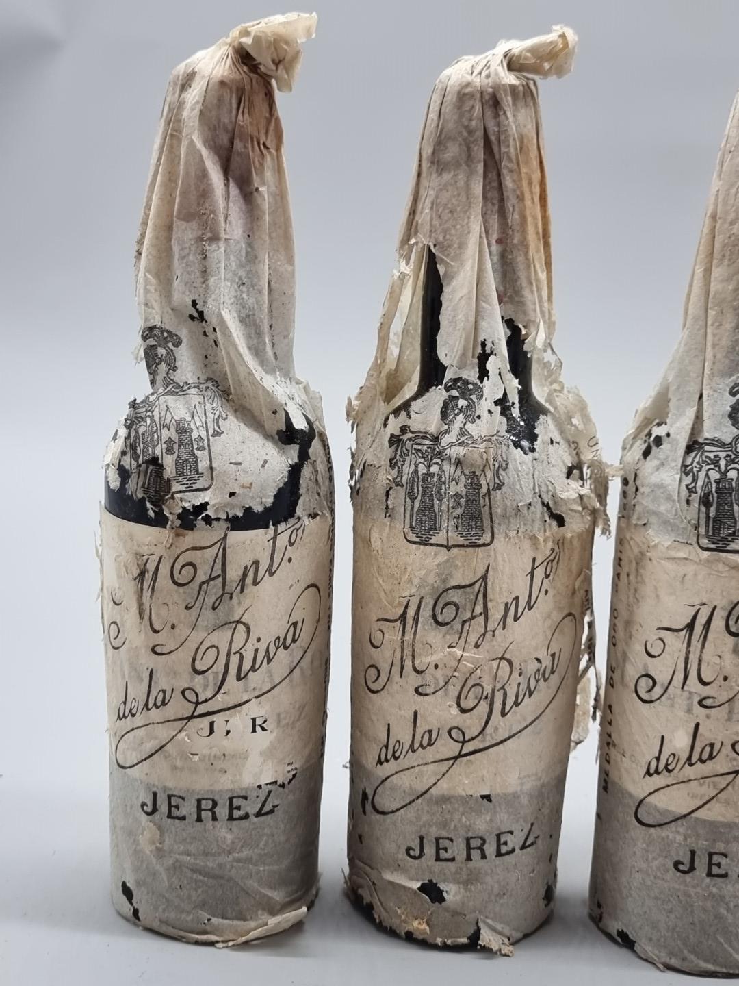 Four half bottles of Oloroso Viejisimo Sherry, Antonio de la Riva, 1940s bottling. (4) - Bild 2 aus 3